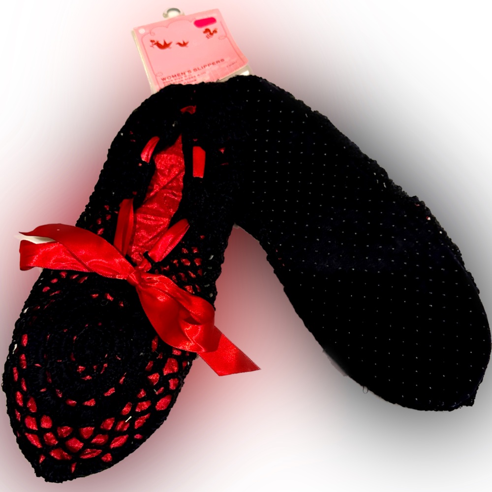 CROCHETED BLACK RED HOUSE SHOE FOOTIES SLIPPERS QUILTED LINING ADULT NON SLIP